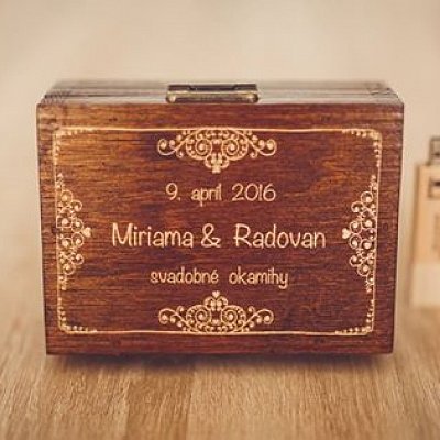 Výroba drevených krabičiek s laserovým gravírovaním nápisu alebo loga