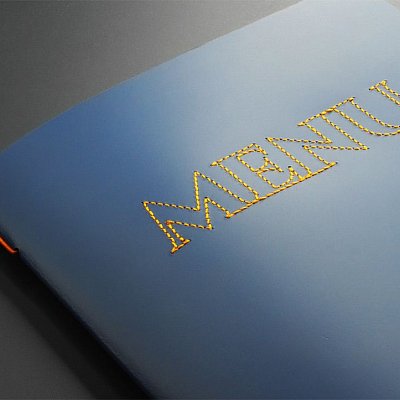 Vyšívané logo na Spectro koži