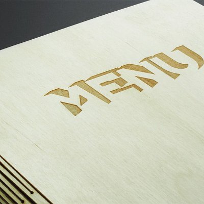 Laserové gravírovanie loga na preglejku