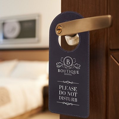 Visačka na dvere z kože Berlín s tepelným razením loga bielou f.