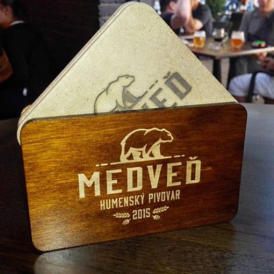 Stojan na podpivníky s laserovým gravírovaním loga Medveď