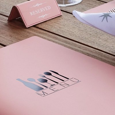 Menu karta s tepelným razením loga čiernou f.