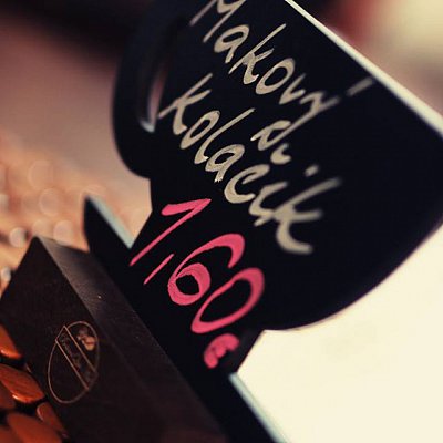 Laserové gravírovanie na podstavci z dreva