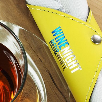 Krúžok na obrúsok zo Spectro kože so zapínaním na cvoky, s dvojfarebným razením loga