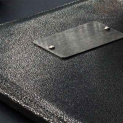 Laserové gravírovanie loga na oceľovom štítku