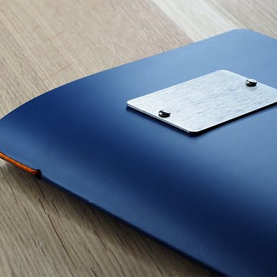 Laserové gravírovanie loga na oceľovom štítku na menu karte