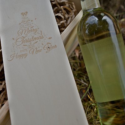 Laserové gravírovanie loga na krabičku na víno z preglejky