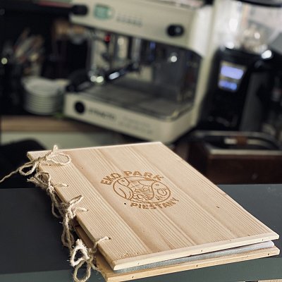 Laserové gravírovanie na drevené menu karty