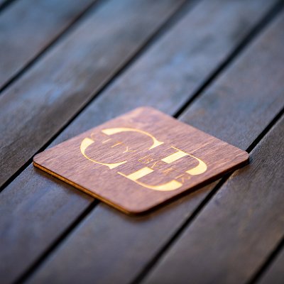 Drevený podpivník z preglejky s laserovým gravírovaním loga