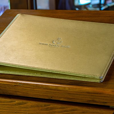 Hotelový izbový organizér z kože Berlín s tepelným razením loga bielou f.