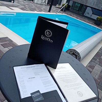 Izbový organizér Ambiente zo Spectro kože s tepelne razeným logom bielou f.