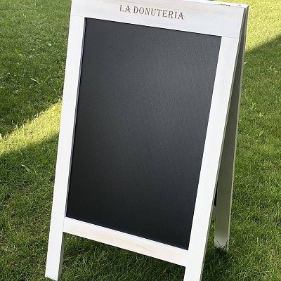 Stojanová drevená popisovacia tabuľa s laserovým gravírovaním loga