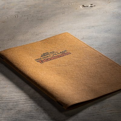 Menu karta Ambiente z omývatelného papíru (wash paper) v hnedé barvě s termotransferom loga v původních barvách loga