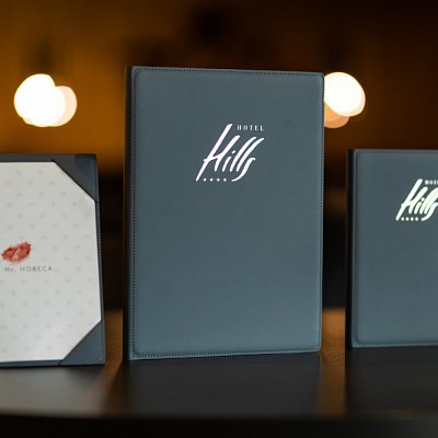 Menu karty fine dining A4 a A5 a promo stojan z kože Spectro s tepelnou razbou loga striebornou fóliou