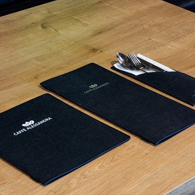 Set z umývateľného papiera v čiernej farbe  - menu karta A4Q, A4H a obal na príbor s termotransferom loga