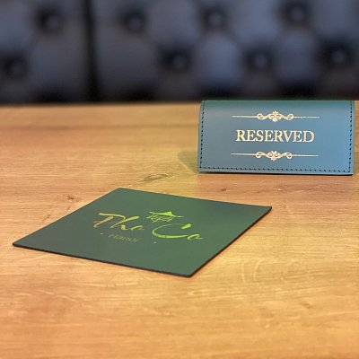 Informačný stojan RESERVED a podložka pod pohár z kože Spectro s tepelným razením loga zlatou fóliou