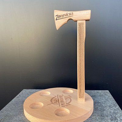 Ľudový podnos s valaškou vyrobený pre brand Zbojnícka.