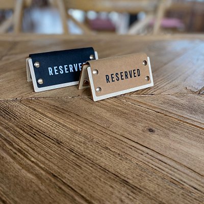 Informačný stojan RESERVED z preglejky a umývateľného papiera v hnedej a čiernej farbe