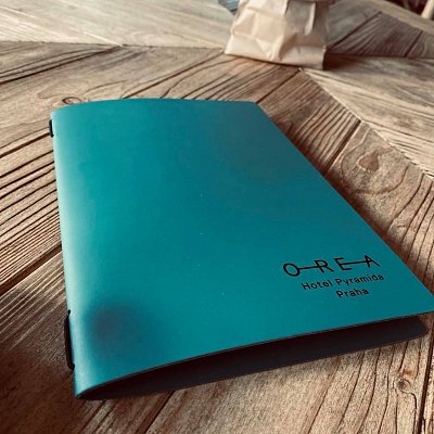 Menu karta Ambiente A5 s tepelným razením loga s čiernou fóliou.