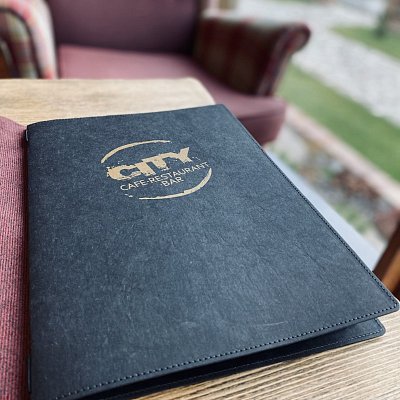 Menu karta Ambiente A4 z umývateľného papiera v čiernej farbe so sublimáciou loga medenou f.