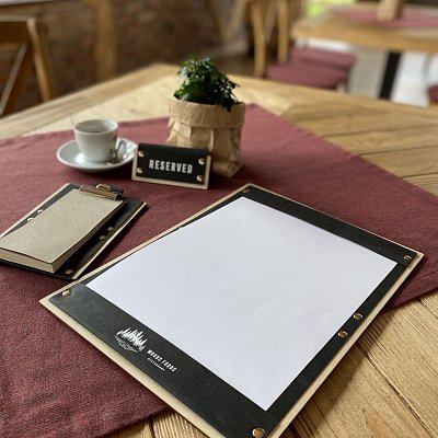 Menu pad z preglejky a umývateľného papiera v čiernej farbe so sublimáciou loga