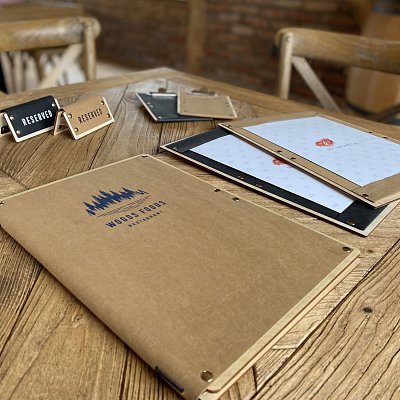 Ekologická menu karta A4 z wash papiera a preglejky, menu pad s termotransferom loga