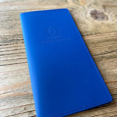 Obal na účtenku zo Spectro kože a tepelným razením loga bez farby (slepotlač)