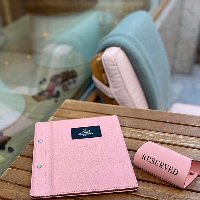 Menu karta Buffalo s gravírovaným logom na čiernom oceľovom štítku