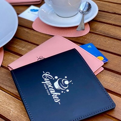 Obal na účtenku zo Spectro kože a Buffalo ornamentom s tepelným razením loga čiernou fóliou