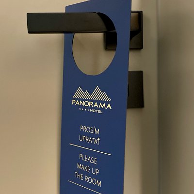 Vísačka na dvere zo Spectro kože s tepelne razeným logom zlatou f. + SK a EN informáciou pre hotelový personál