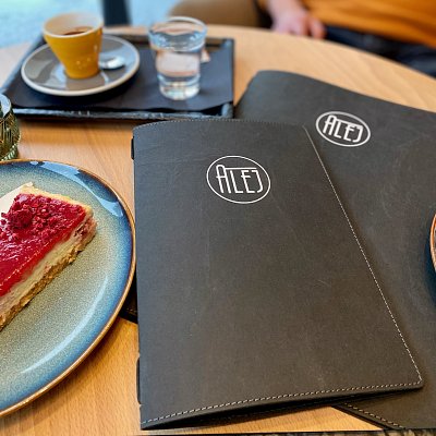 Menu karty Ambiente A5 z čierneho umyvateľného papiere s termotransferom loga.