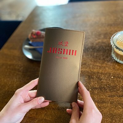 Obal na účtenku zo Spectro kože s razením loga červenou fóliou