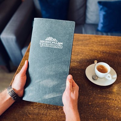 Menu karta Ambiente A4H z umývateľného papiera v čiernej farbe s termotransferom loga Holiday Village Tatralandia