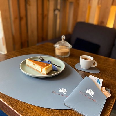 Servírovacia podložka a obal na účtenku s dvojfarebnou razbou.