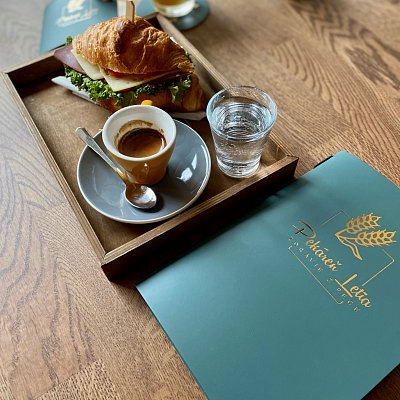 Menu karta, obal na účtenku a podložka pod pohár s razbou loga zlatou fóliou