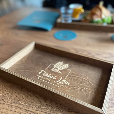 Gravírovanie loga Letia na drevený podnos na kávu