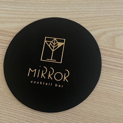 Podložka pod pohár so zlatou razbou loga