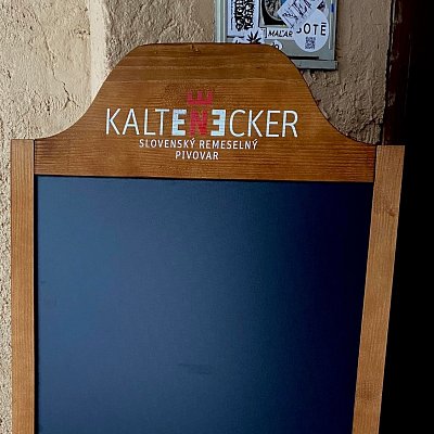Drevená stojanová tabula s UV potlačou loga Kaltenecker.