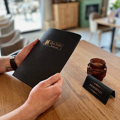 Menu karta z čierneho wash papiera + termotransfer loga v zlatej farbe.