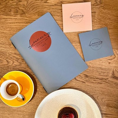 Menu karta Ambiente A5 zo Spectro kože s farebnou razbou loga a podložka pod pohár s laserovým gravírovaním loga