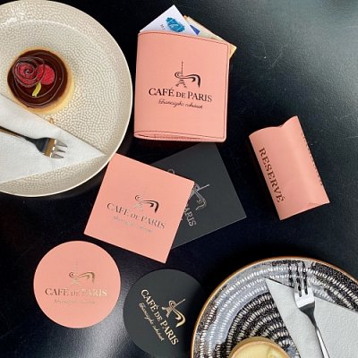 Podložka pod pohár a obal na účtenku s razbou loga Cafe de Paris