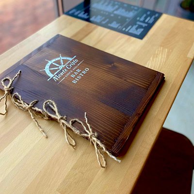 Menu karta zo starého dreva s potlačou loga Monte Cristo