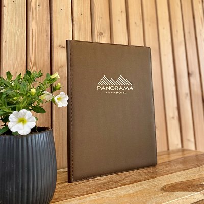 Menu karta Fine dining vyrobený z kože Spectro so zlatou razbou loga.