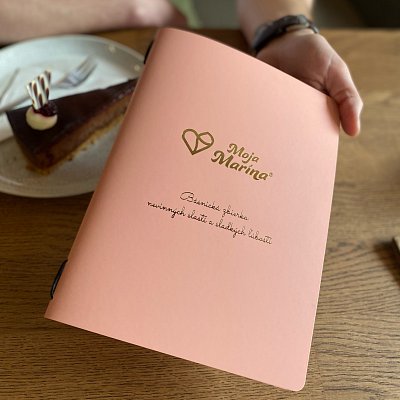 Menu karta z kože Spectro formát A5 s razbou loga so zlatou fóliou.