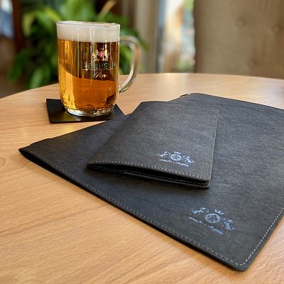 Menu karta Ambiente A4 z umyvateľného papiera v čiernej farbe s razbou loga pivovar Bernard čiernou f.