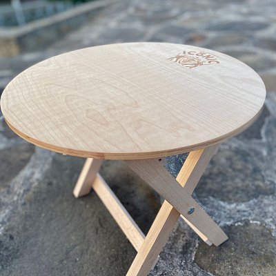 Stolík k lehátkam s gravírovaním loga.