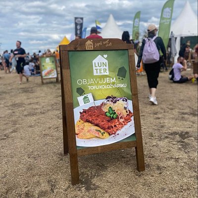 Masívna stojanová tabula 118x65 cm s gravírovaním loga