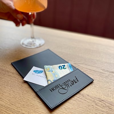 Obal na pokladničný blok Spectro koža s razbou loga s čiernou foliou