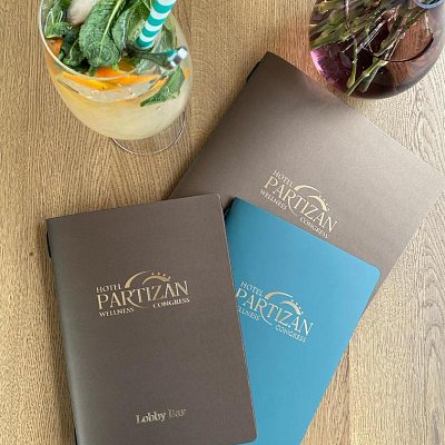 Menu karty z kože Spectro s razbou loga so zlatou fóliou