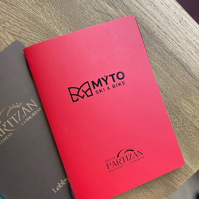 Menu karta Ambiente z kože Spectro v červenej farbe s razbou loga s čiernou fóliou